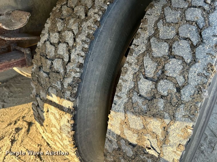 image for item NN9493 1993 Ford L9000 dump flatbed truck