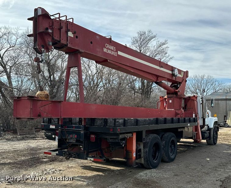 image for item NN9494 1996 International  crane truck