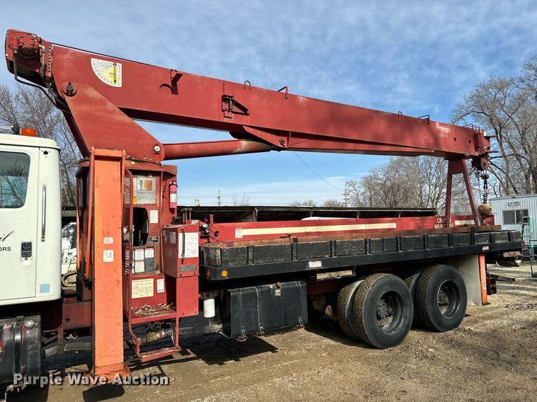 image for item NN9494 1996 International  crane truck
