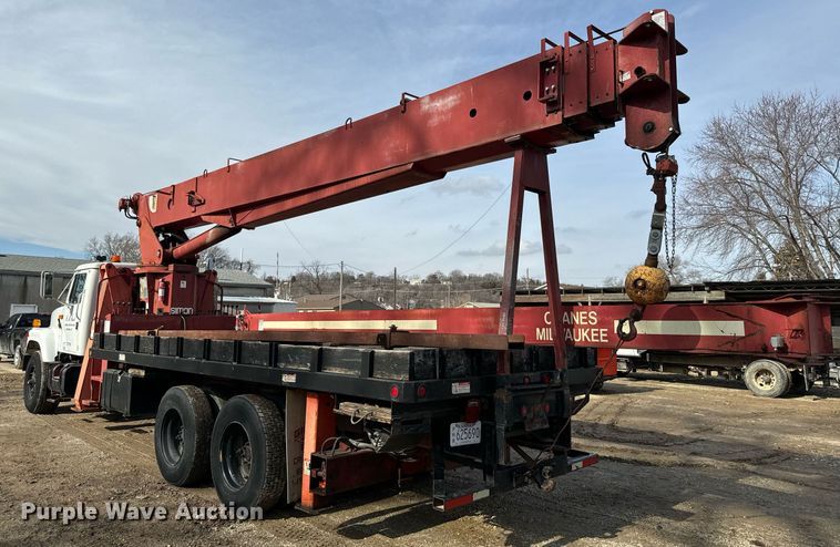 image for item NN9494 1996 International  crane truck