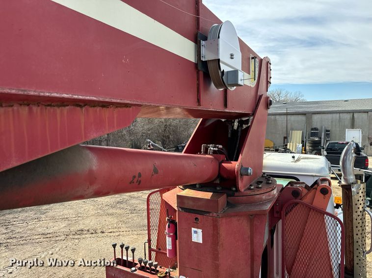 image for item NN9494 1996 International  crane truck