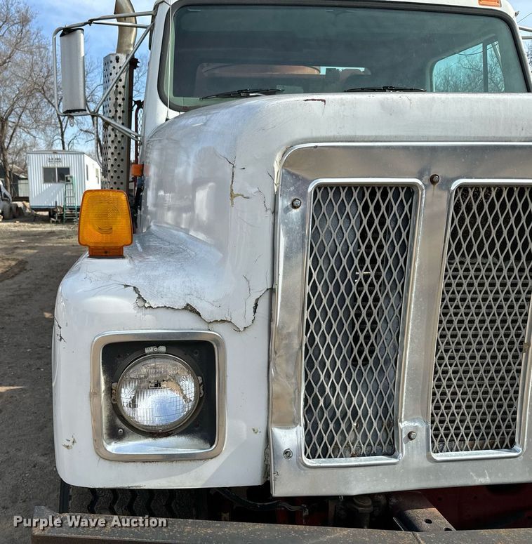 image for item NN9494 1996 International  crane truck