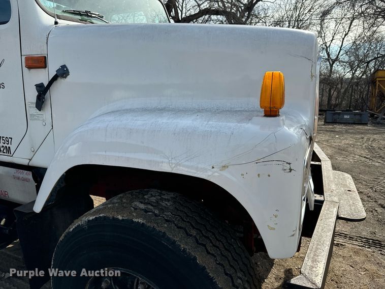 image for item NN9494 1996 International  crane truck