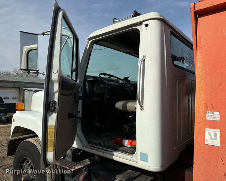image for item NN9494 1996 International  crane truck
