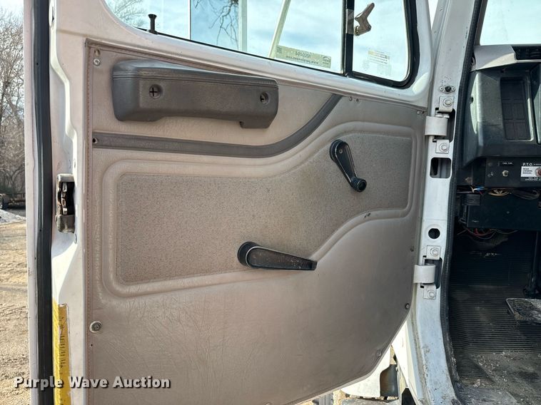 image for item NN9494 1996 International  crane truck