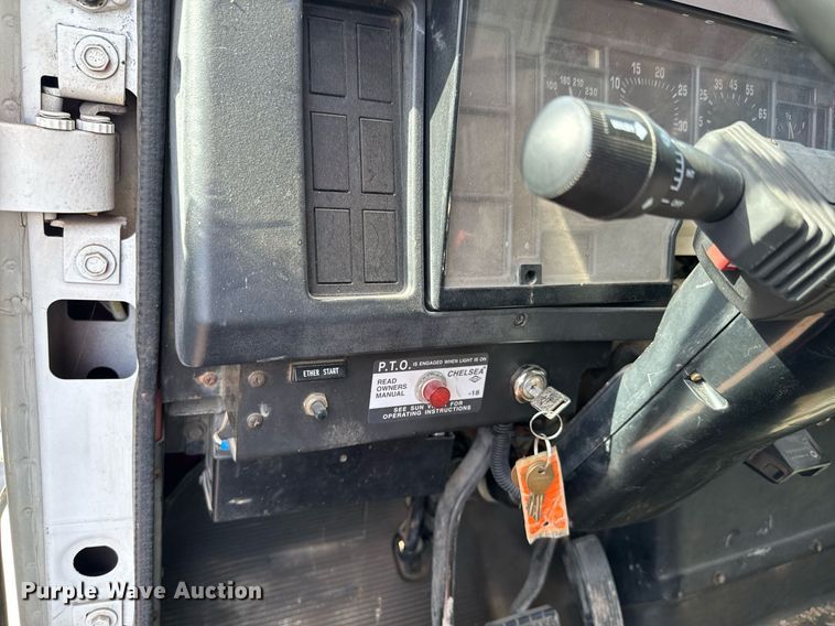 image for item NN9494 1996 International  crane truck