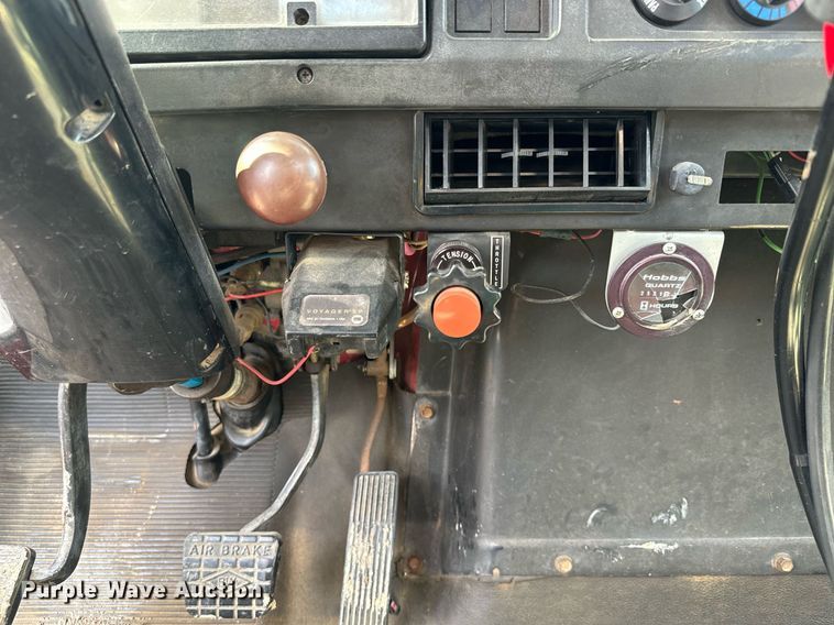 image for item NN9494 1996 International  crane truck