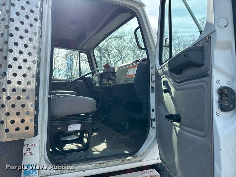 image for item NN9494 1996 International  crane truck