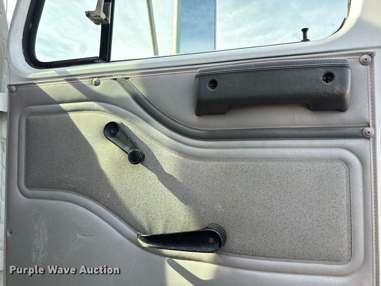 image for item NN9494 1996 International  crane truck