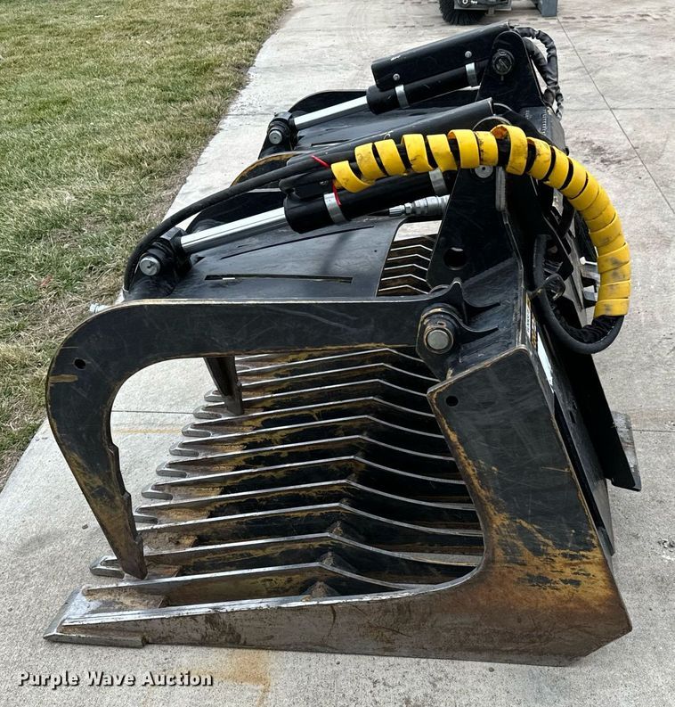 image for item NU9305 John Deere Worksite Pro GR72B skid steer grapple bucket