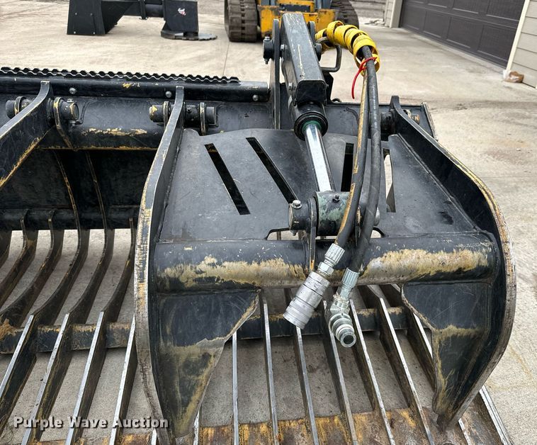 image for item NU9305 John Deere Worksite Pro GR72B skid steer grapple bucket