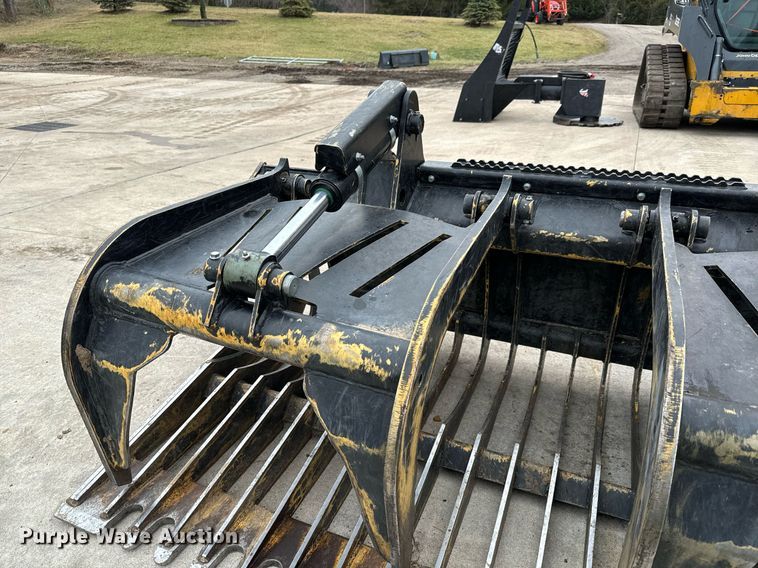 image for item NU9305 John Deere Worksite Pro GR72B skid steer grapple bucket