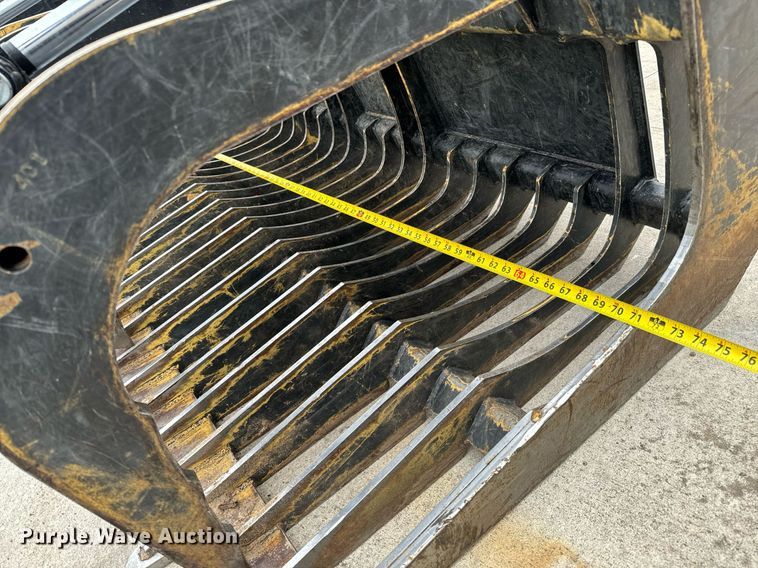 image for item NU9305 John Deere Worksite Pro GR72B skid steer grapple bucket