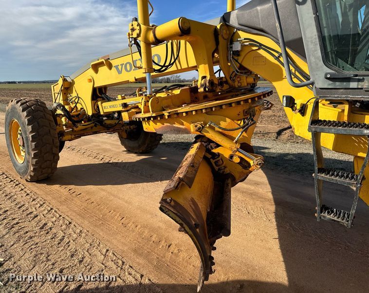 image for item NU9332 2004 Volvo  G726B motor grader