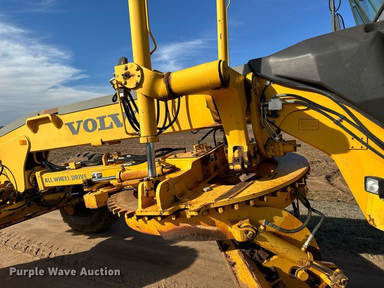image for item NU9332 2004 Volvo  G726B motor grader
