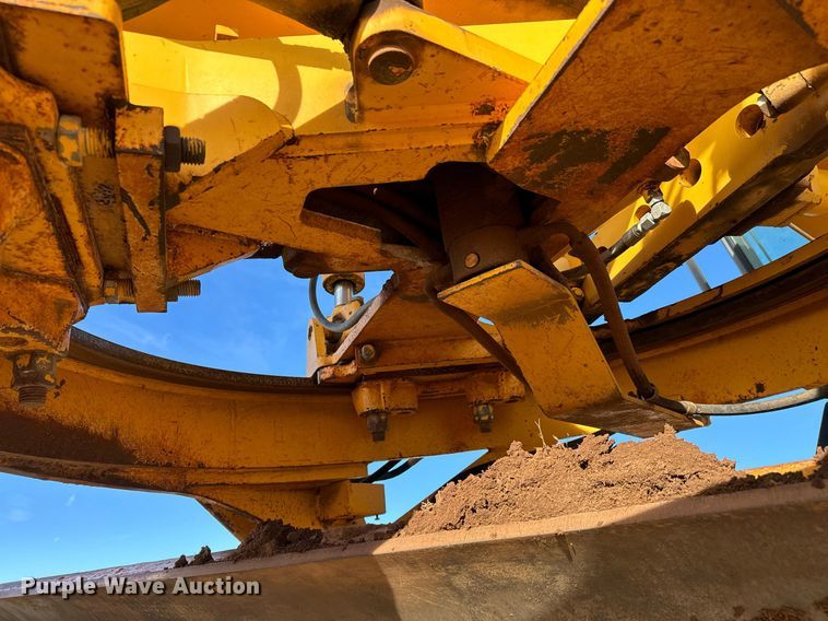 image for item NU9332 2004 Volvo  G726B motor grader