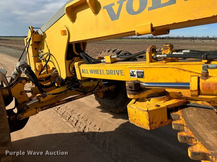 image for item NU9332 2004 Volvo  G726B motor grader