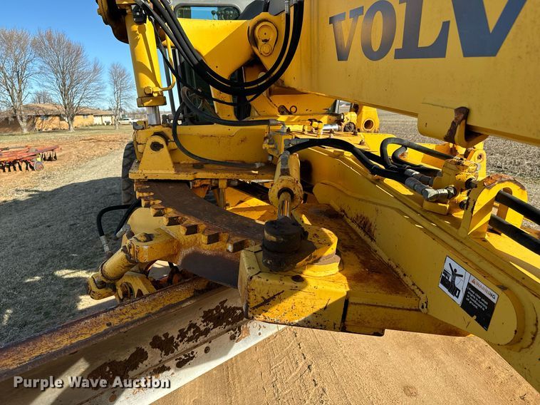 image for item NU9332 2004 Volvo  G726B motor grader