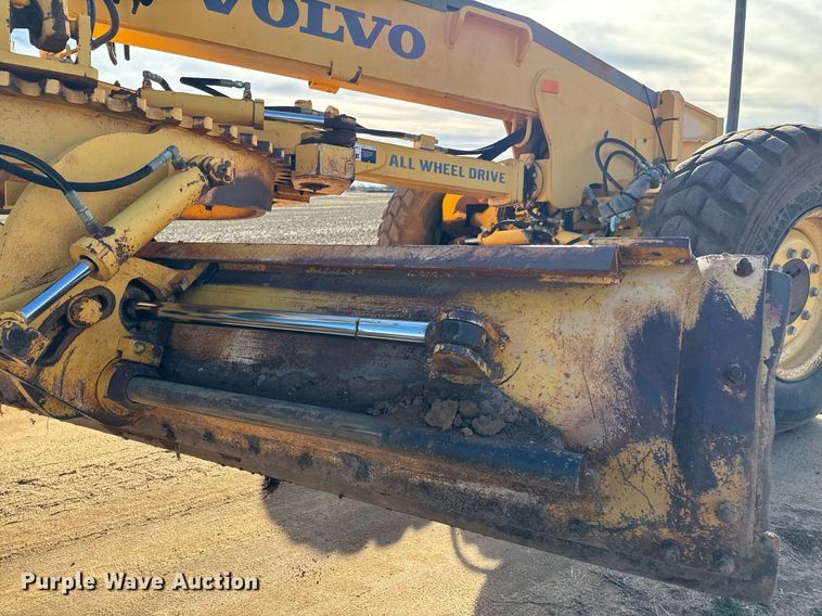image for item NU9332 2004 Volvo  G726B motor grader