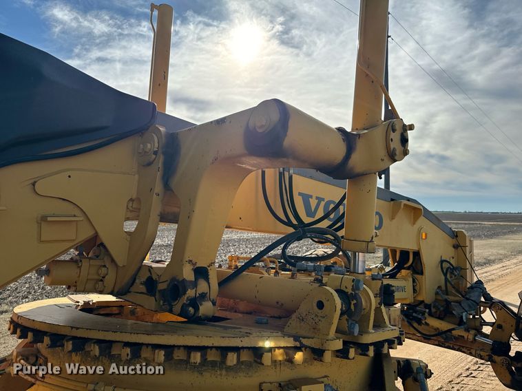 image for item NU9332 2004 Volvo  G726B motor grader