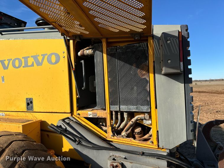 image for item NU9332 2004 Volvo  G726B motor grader