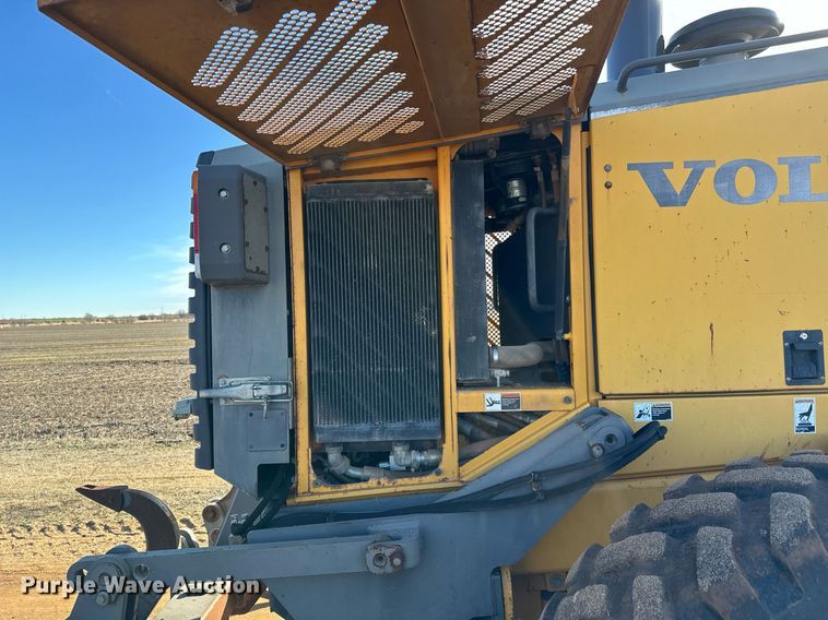 image for item NU9332 2004 Volvo  G726B motor grader