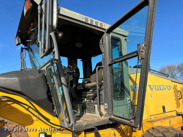 image for item NU9332 2004 Volvo  G726B motor grader