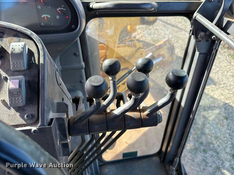 image for item NU9332 2004 Volvo  G726B motor grader