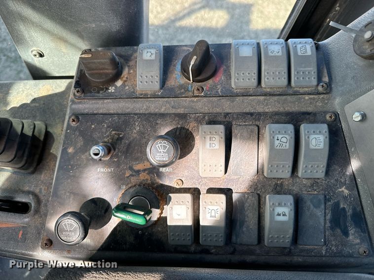 image for item NU9332 2004 Volvo  G726B motor grader