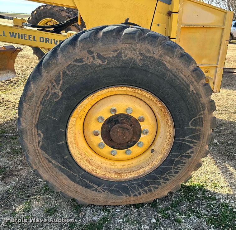 image for item NU9332 2004 Volvo  G726B motor grader