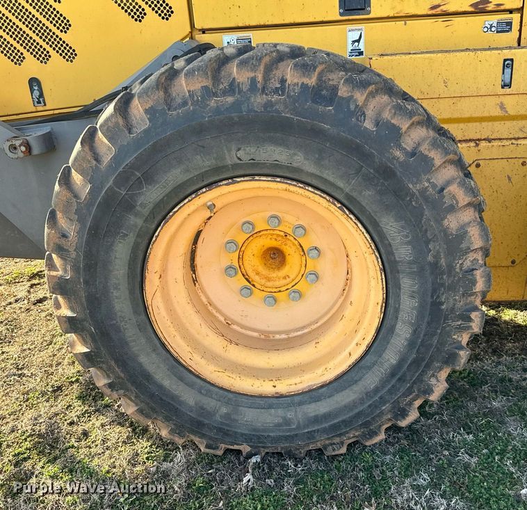 image for item NU9332 2004 Volvo  G726B motor grader