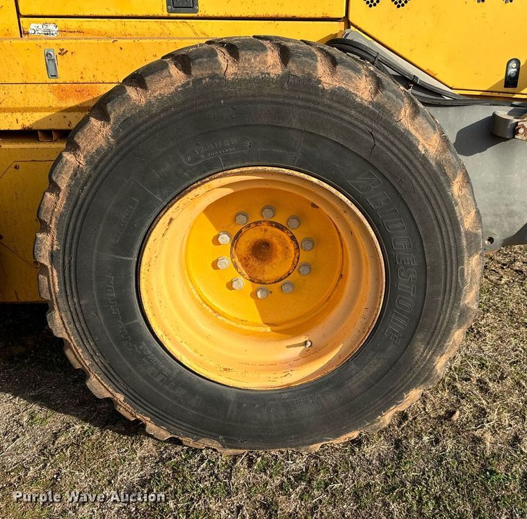 image for item NU9332 2004 Volvo  G726B motor grader