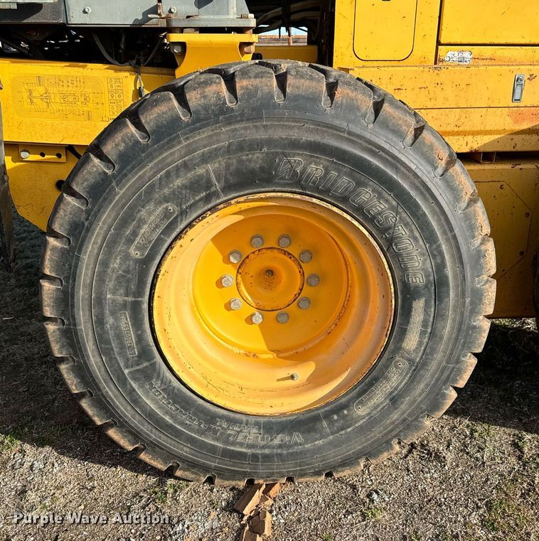 image for item NU9332 2004 Volvo  G726B motor grader