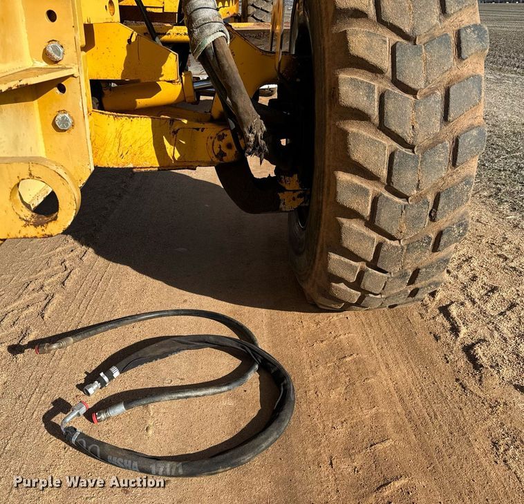 image for item NU9332 2004 Volvo  G726B motor grader