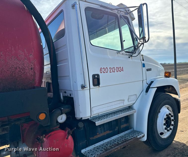 image for item NU9333 2002 Freightliner FL70 vacuum truck