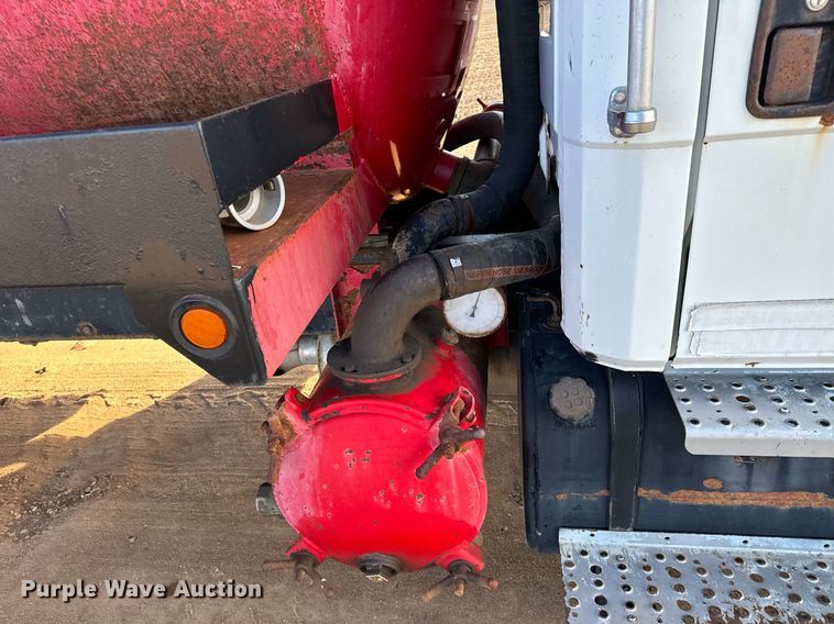 image for item NU9333 2002 Freightliner FL70 vacuum truck