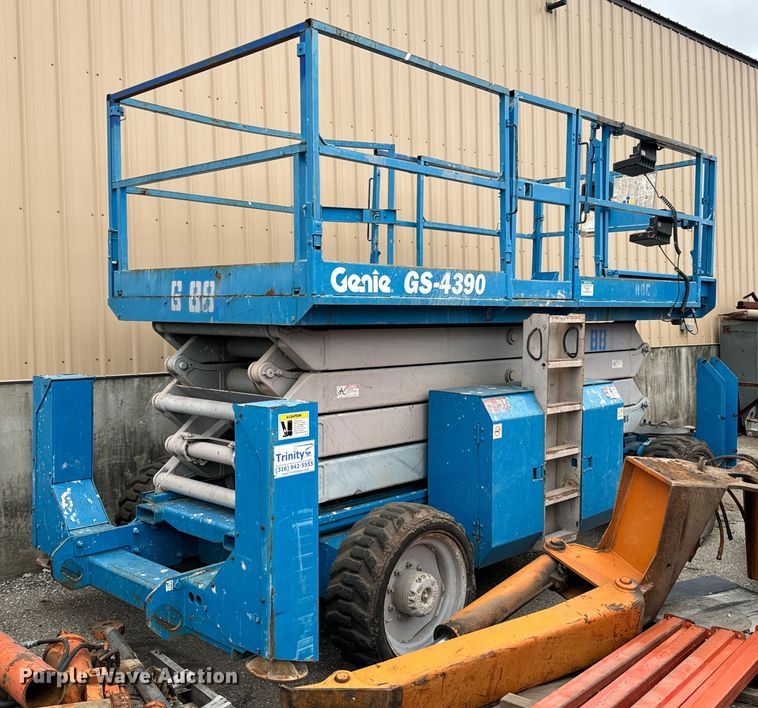 image for item NU9408 2004 Genie GS-4390 scissor lift