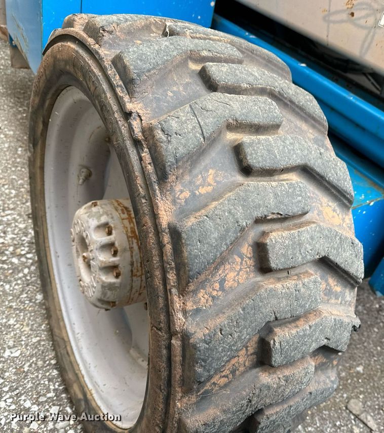 image for item NU9408 2004 Genie GS-4390 scissor lift