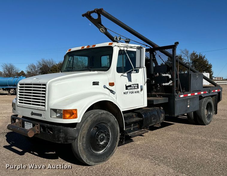 image for item NU9414 1996 International  4900 winch truck