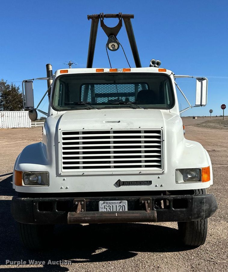 image for item NU9414 1996 International  4900 winch truck
