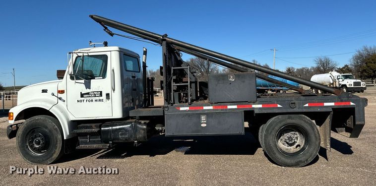 image for item NU9414 1996 International  4900 winch truck