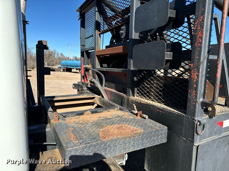 image for item NU9414 1996 International  4900 winch truck