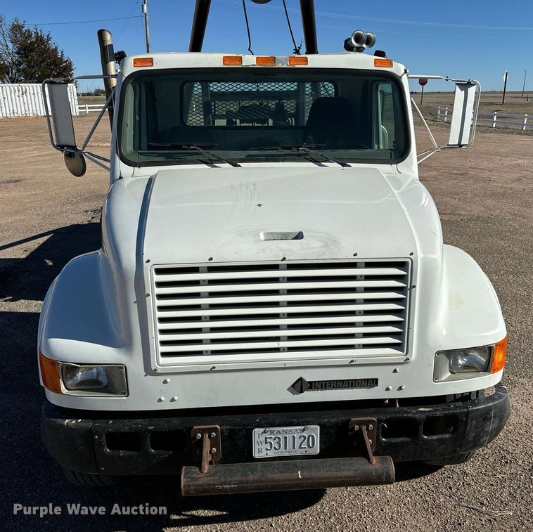 image for item NU9414 1996 International  4900 winch truck