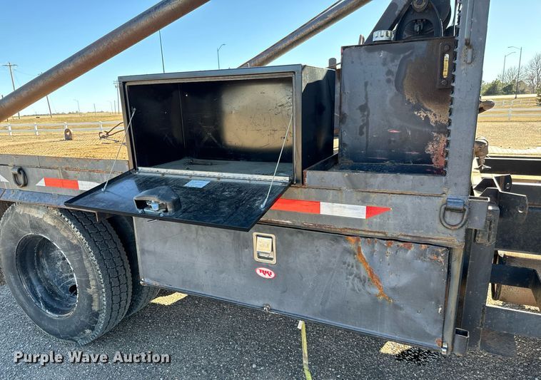 image for item NU9414 1996 International  4900 winch truck