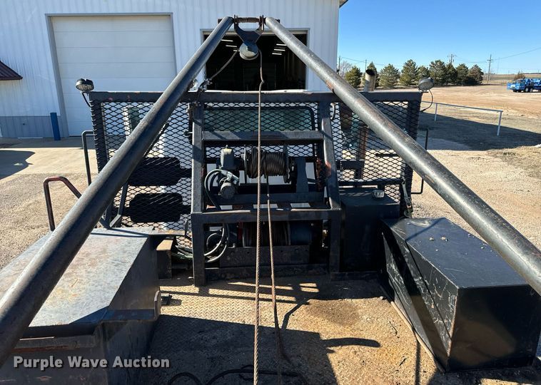 image for item NU9414 1996 International  4900 winch truck