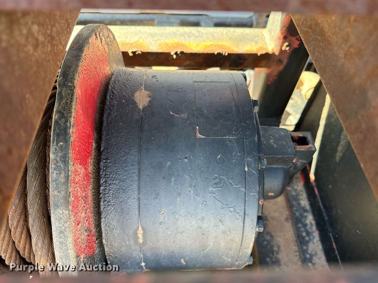 image for item NU9414 1996 International  4900 winch truck