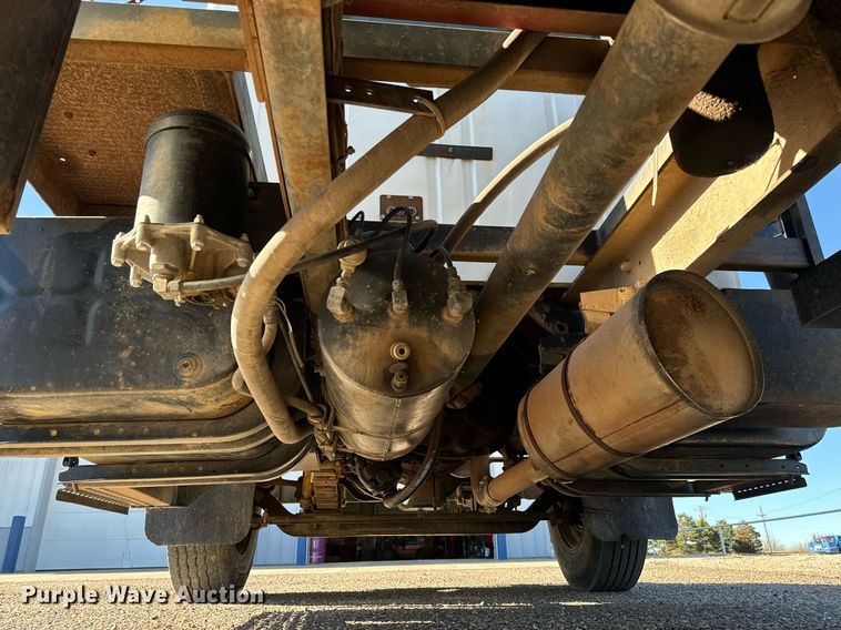 image for item NU9414 1996 International  4900 winch truck