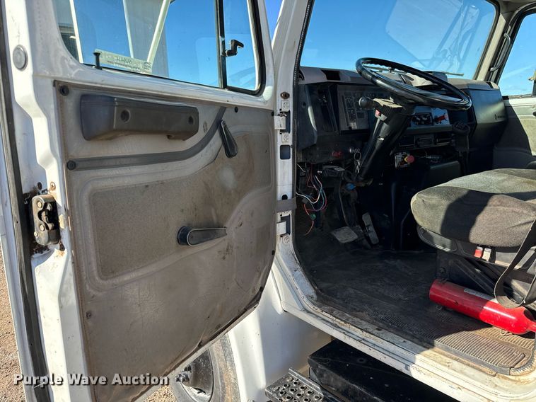 image for item NU9414 1996 International  4900 winch truck