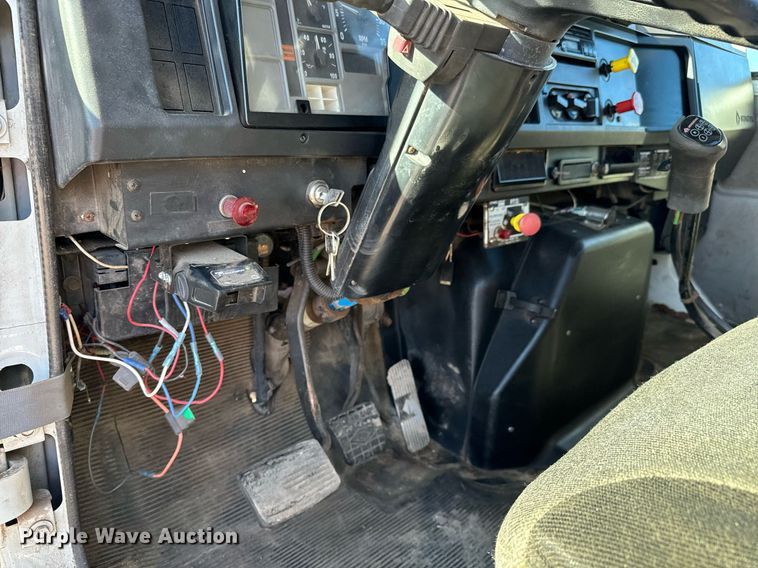 image for item NU9414 1996 International  4900 winch truck