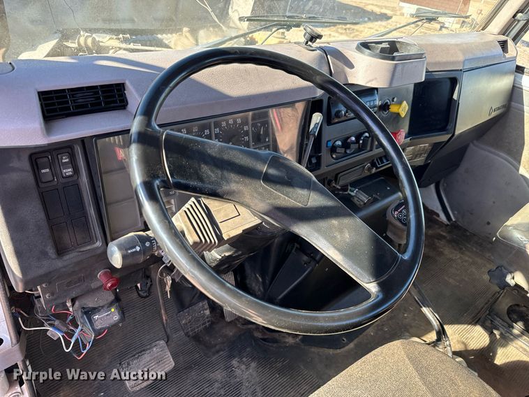 image for item NU9414 1996 International  4900 winch truck